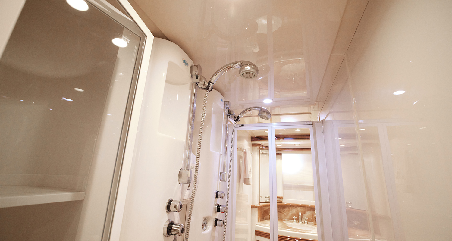 Heather Nikki Yacht - Bathroom